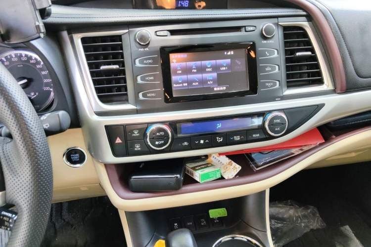 Used Toyota Highlander 2015 2.0T Four-Wheel Drive Luxury Edition 7-Seater Audio And AC Panel