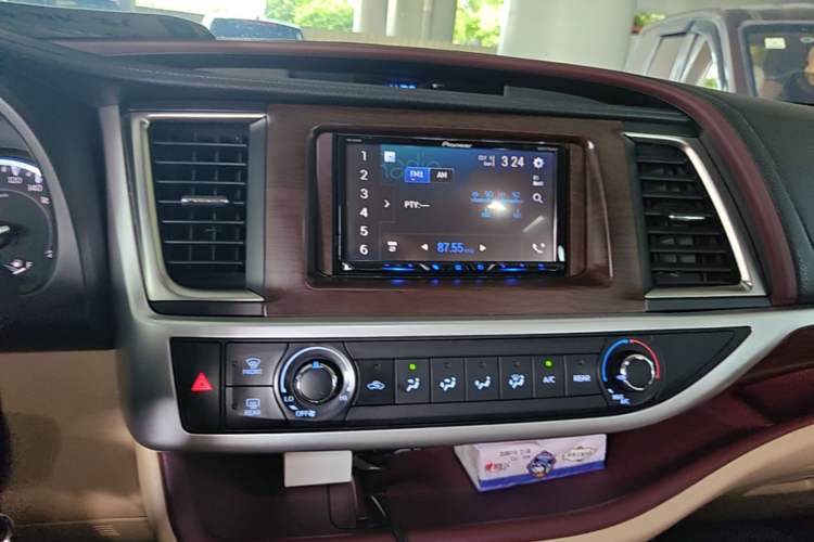 Used Toyota Highlander 2015 3.5L 4x4 Elite Edition 7-Seater Audio And AC Panel