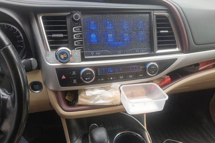 Used Toyota Highlander 2015 2.0T Two-Wheel Drive Luxury Edition 7 Seats Audio And AC Panel