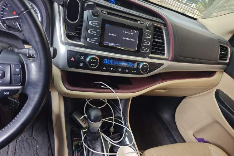 Used Toyota Highlander 2015 2.0T Two-Wheel Drive Luxury Edition 7 Seats Audio And AC Panel