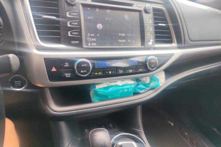 Used Toyota Highlander 2015 2.0T Four-Wheel Drive Ultimate Edition 7-Seater Audio And AC Panel
