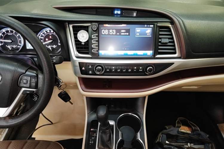 Used Toyota Highlander 2015 2.0T Two-Wheel Drive Elite Edition 5 Seats Audio And AC Panel