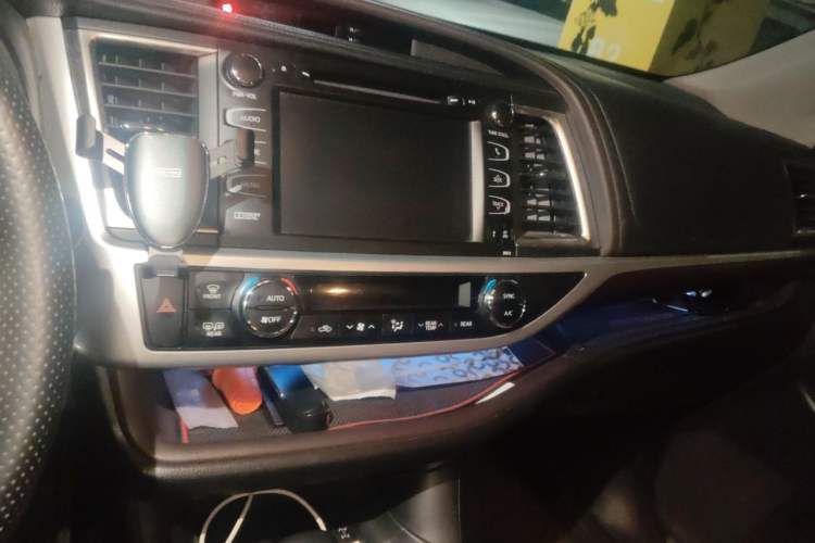 Used Toyota Highlander 2015 2.0T Four-Wheel Drive Ultimate Edition 7-Seater Audio And AC Panel