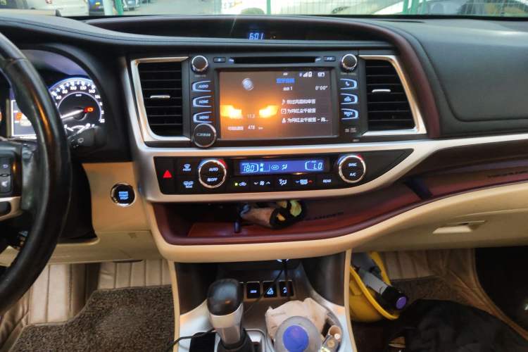 Used Toyota Highlander 2015 2.0T Four-Wheel Drive Ultimate Edition 7-Seater Audio And AC Panel