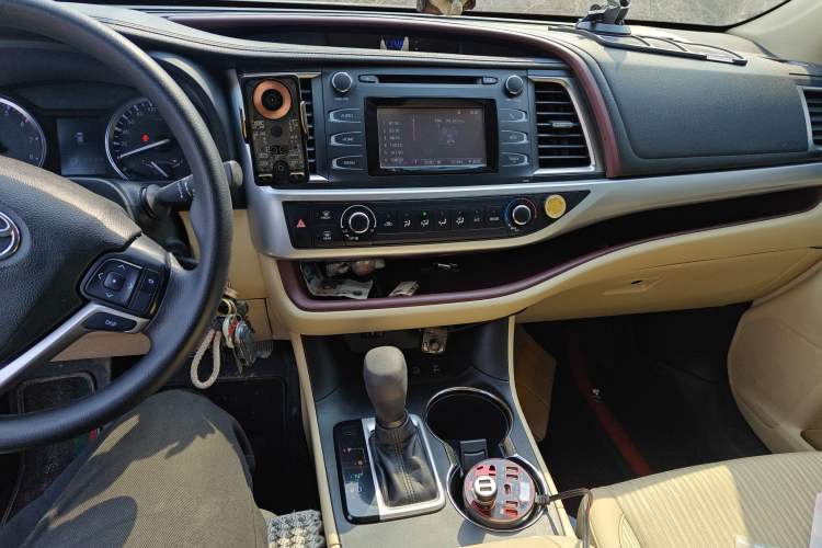 Used Toyota Highlander 2015 2.0T Four-Wheel Drive Elite Edition 7-Seater Audio And AC Panel