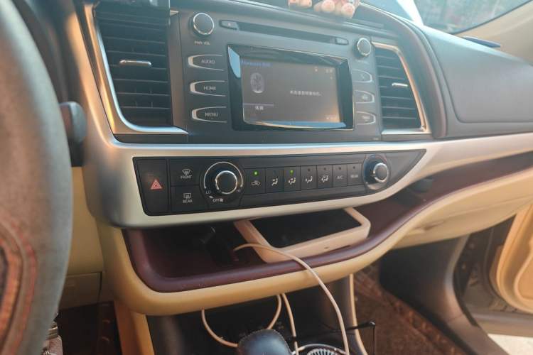 Used Toyota Highlander 2015 2.0T Four-Wheel Drive Elite Edition 7-Seater Audio And AC Panel