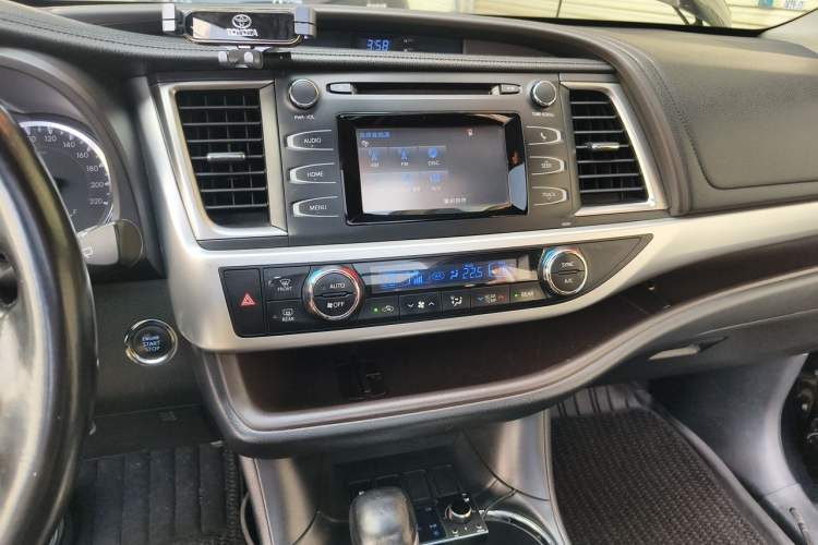 Used Toyota Highlander 2015 2.0T Two-Wheel Drive Luxury Edition 7 Seats Audio And AC Panel