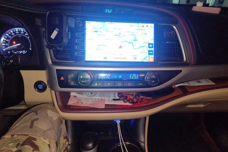 Used Toyota Highlander 2015 2.0T Four-Wheel Drive Luxury Navigation Version with 7 Seats Audio And AC Panel
