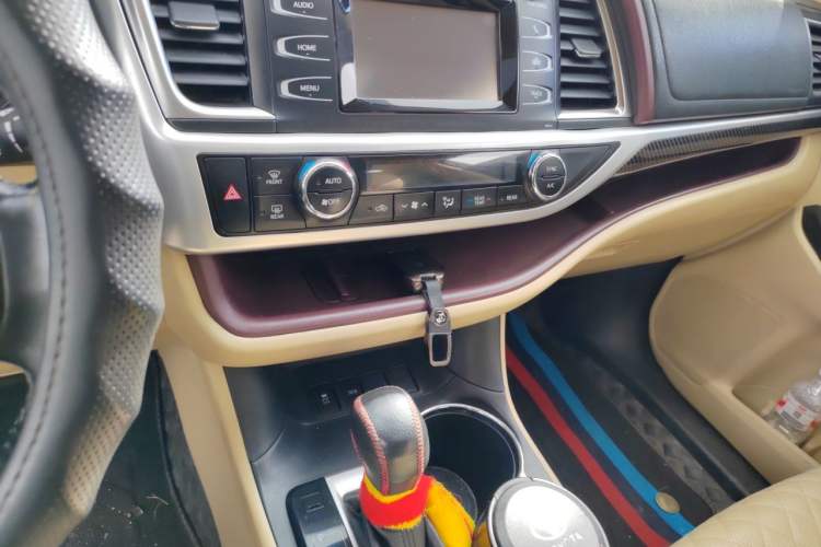 Used Toyota Highlander 2015 2.0T Two-Wheel Drive Luxury Edition 7 Seats Audio And AC Panel