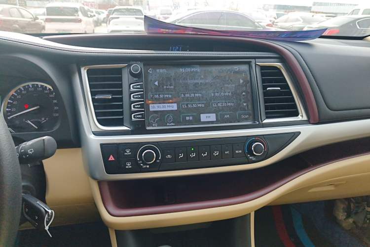 Used Toyota Highlander 2015 2.0T Two-Wheel Drive Elite Edition 7 Seats Audio And AC Panel