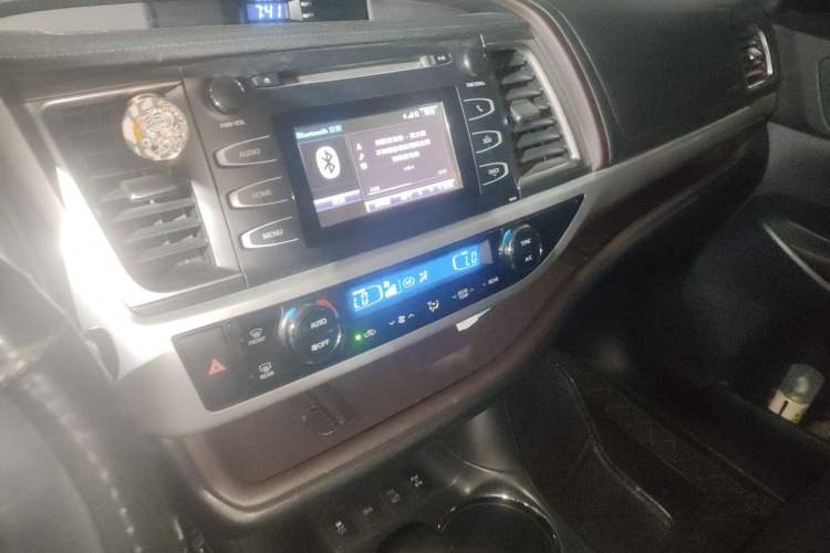 Used Toyota Highlander 2015 2.0T Four-Wheel Drive Luxury Edition 7-Seater Audio And AC Panel