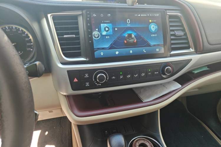 Used Toyota Highlander 2015 2.0T Two-Wheel Drive Elite Edition 7 Seats Audio And AC Panel
