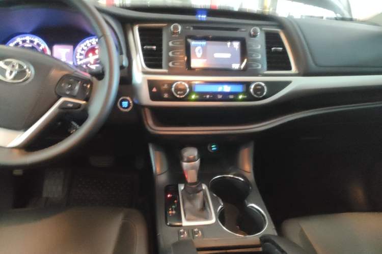 Used Toyota Highlander 2015 2.0T Two-Wheel Drive Luxury Edition 7 Seats Audio And AC Panel
