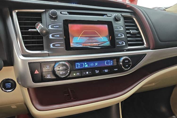 Used Toyota Highlander 2015 2.0T Four-Wheel Drive Luxury Edition 7-Seater Audio And AC Panel