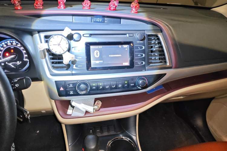 Used Toyota Highlander 2015 2.0T Two-Wheel Drive Elite Edition 7 Seats Audio And AC Panel