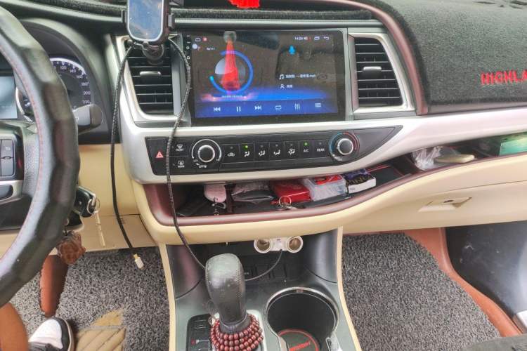 Used Toyota Highlander 2015 2.0T Two-Wheel Drive Elite Edition 7 Seats Audio And AC Panel