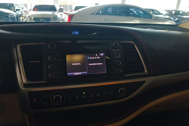 Used Toyota Highlander 2015 2.0T Two-Wheel Drive Elite Edition 7 Seats Audio And AC Panel