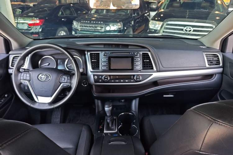 Used Toyota Highlander 2015 2.0T Two-Wheel Drive Luxury Edition 7 Seats Center Console