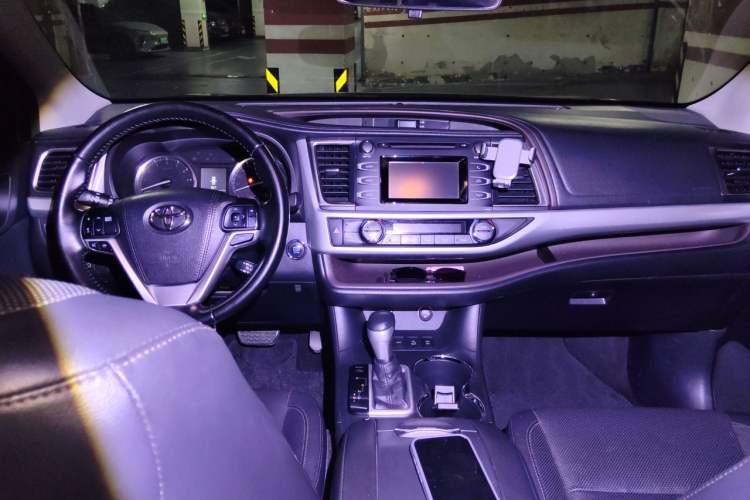 Used Toyota Highlander 2015 2.0T Four-Wheel Drive Luxury Edition 7-Seater Center Console