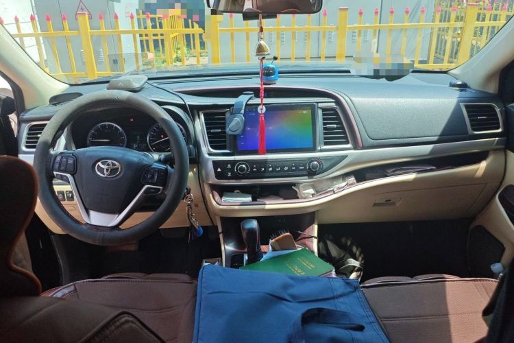 Used Toyota Highlander 2015 2.0T Four-Wheel Drive Elite Edition 7-Seater Center Console