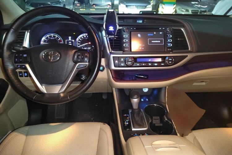 Used Toyota Highlander 2015 2.0T Four-Wheel Drive Ultimate Edition 7-Seater Center Console