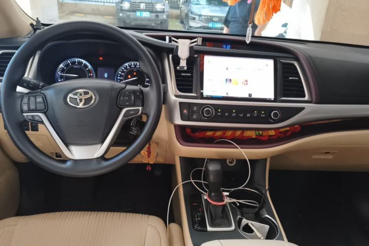 Used Toyota Highlander 2015 3.5L 4x4 Elite Edition 7-Seater Center Console