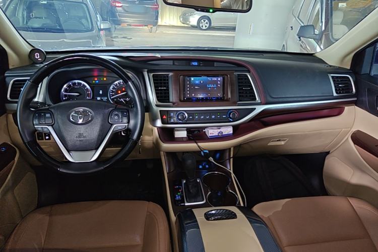 Used Toyota Highlander 2015 3.5L 4x4 Elite Edition 7-Seater Center Console