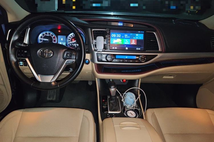 Used Toyota Highlander 2015 2.0T Two-Wheel Drive Luxury Edition 7 Seats Center Console