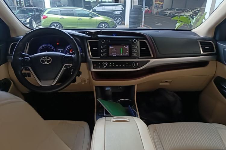 Used Toyota Highlander 2015 2.0T Four-Wheel Drive Elite Edition 7-Seater Center Console