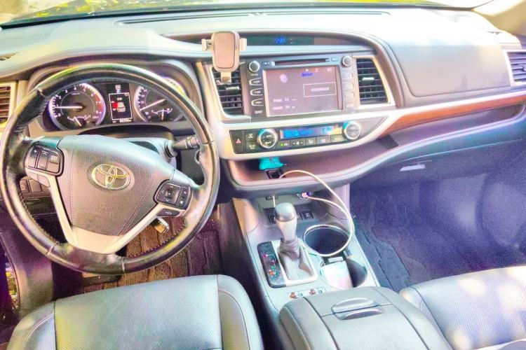 Used Toyota Highlander 2015 2.0T Four-Wheel Drive Ultimate Edition 7-Seater Center Console