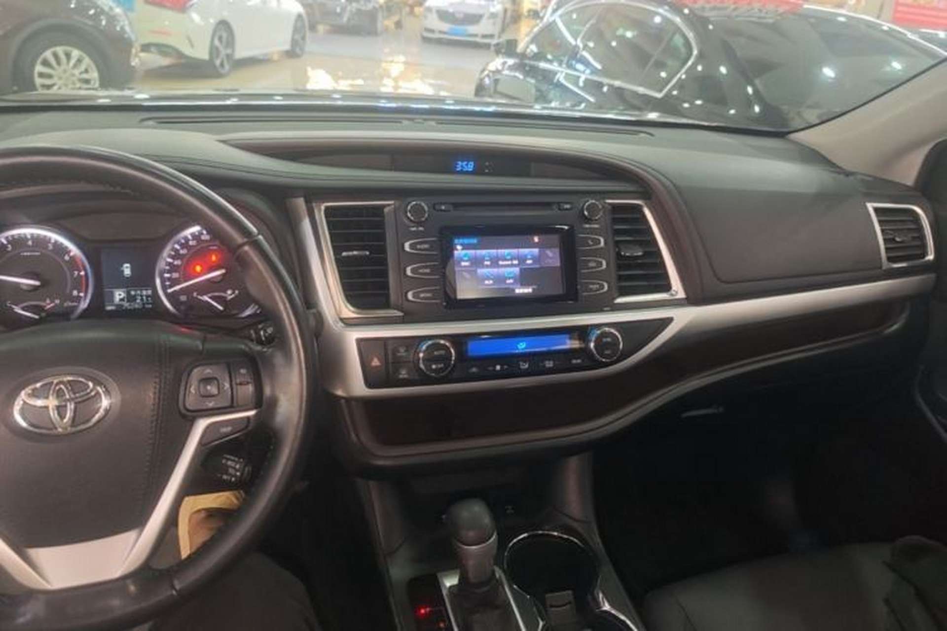 Used Toyota Highlander 2015 2.0T Four-Wheel Drive Luxury Edition 7-Seater Center Console