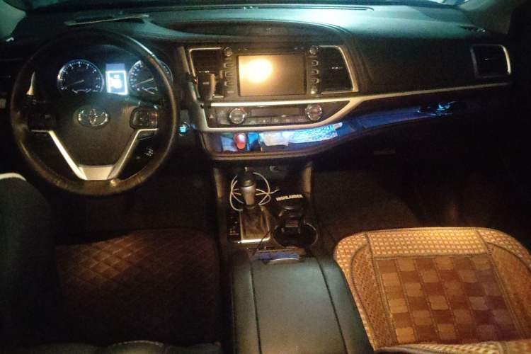 Used Toyota Highlander 2015 2.0T Four-Wheel Drive Ultimate Edition 7-Seater Center Console