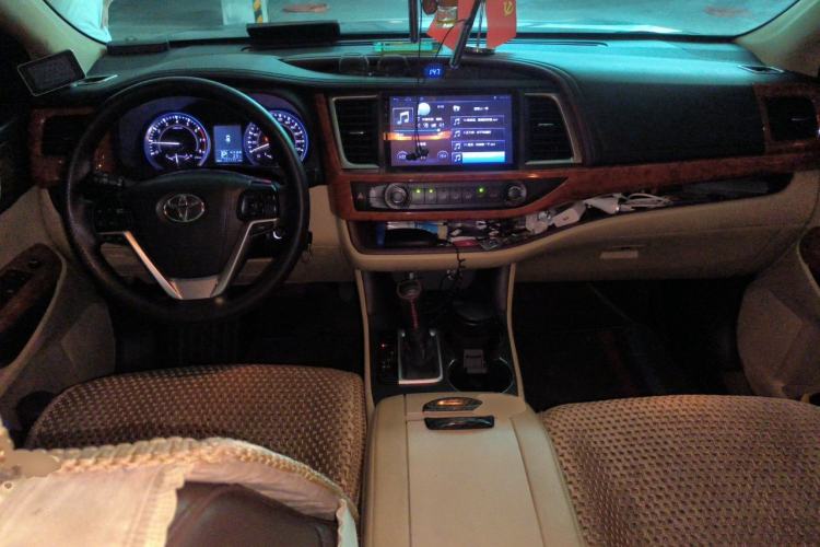 Used Toyota Highlander 2015 2.0T Four-Wheel Drive Elite Edition 7-Seater Center Console