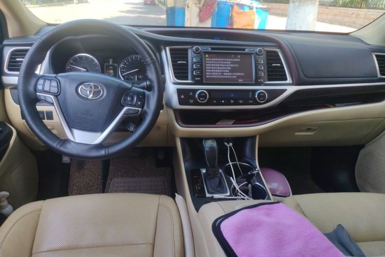 Used Toyota Highlander 2015 2.0T Four-Wheel Drive Ultimate Edition 7-Seater Center Console