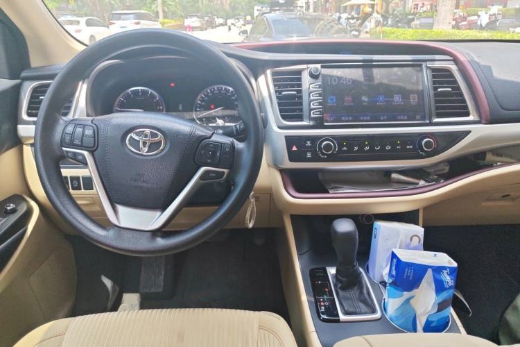 Used Toyota Highlander 2015 2.0T Four-Wheel Drive Elite Edition 7-Seater Center Console