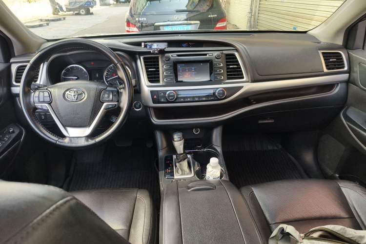 Used Toyota Highlander 2015 2.0T Two-Wheel Drive Luxury Edition 7 Seats Center Console