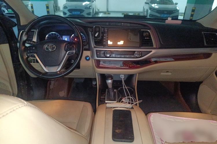 Used Toyota Highlander 2015 2.0T Four-Wheel Drive Luxury Navigation Version with 7 Seats Center Console