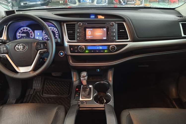 Used Toyota Highlander 2015 2.0T Two-Wheel Drive Luxury Edition 7 Seats Center Console