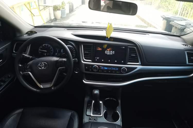 Used Toyota Highlander 2015 2.0T Four-Wheel Drive Luxury Edition 7-Seater Center Console