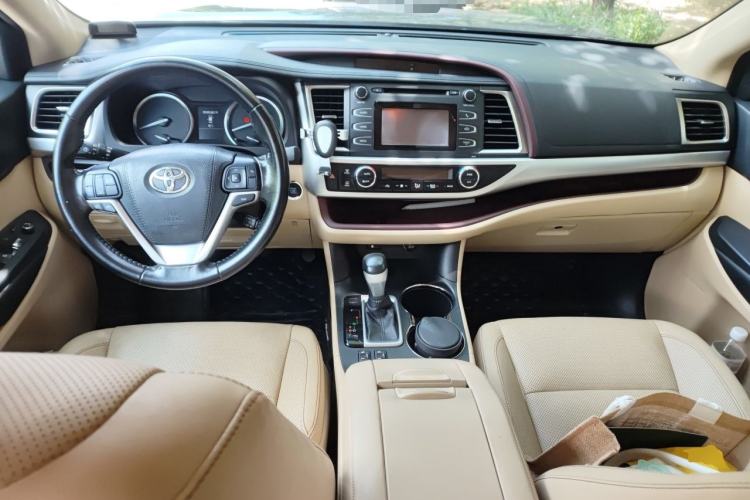 Used Toyota Highlander 2015 2.0T Two-Wheel Drive Luxury Edition 7 Seats Center Console