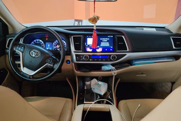 Used Toyota Highlander 2015 2.0T Two-Wheel Drive Luxury Edition 7 Seats Center Console