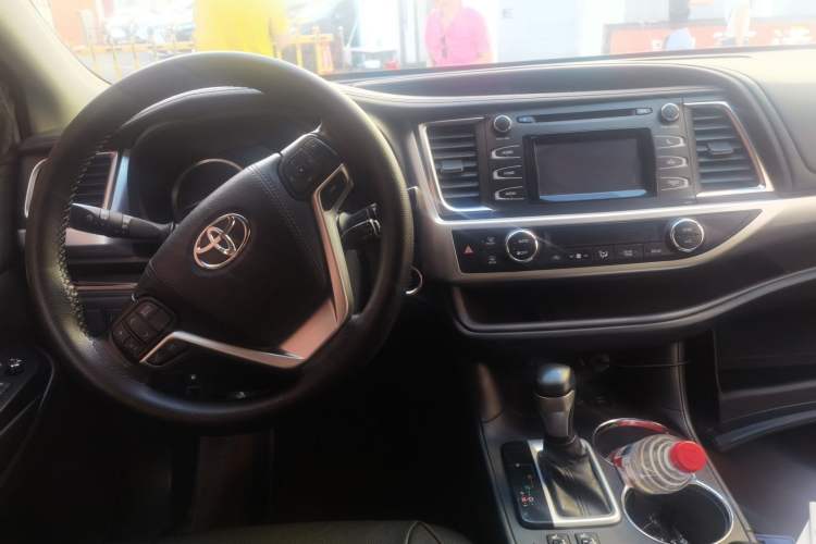 Used Toyota Highlander 2015 2.0T Four-Wheel Drive Luxury Edition 7-Seater Center Console