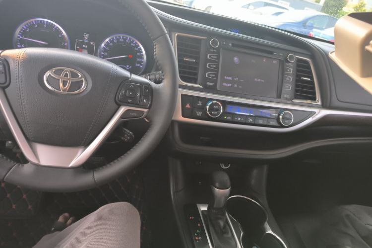 Used Toyota Highlander 2015 2.0T Four-Wheel Drive Ultimate Edition 7-Seater Center Console