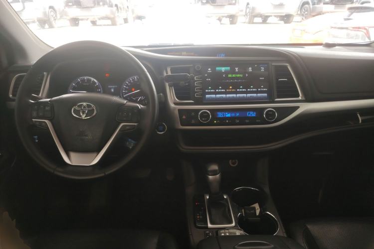 Used Toyota Highlander 2015 2.0T Two-Wheel Drive Luxury Edition 7 Seats Center Console