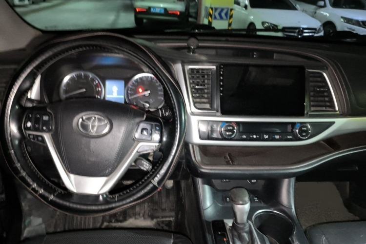 Used Toyota Highlander 2015 2.0T Four-Wheel Drive Luxury Navigation Version with 7 Seats Center Console