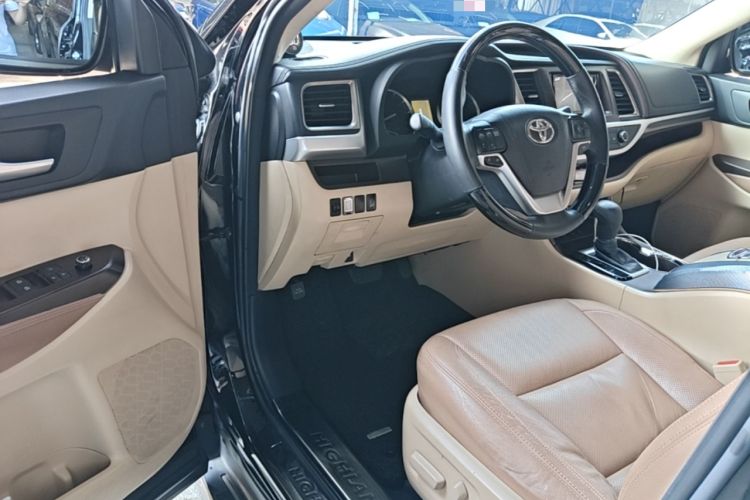 Used Toyota Highlander 2015 3.5L 4x4 Elite Edition 7-Seater Driver Seat