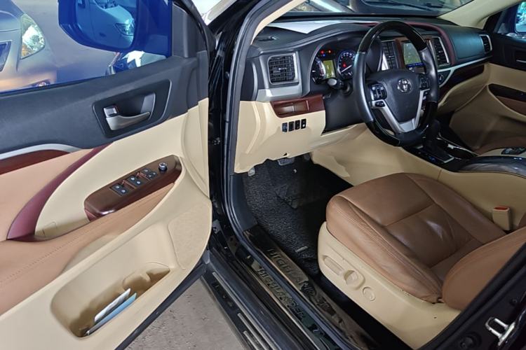 Used Toyota Highlander 2015 3.5L 4x4 Elite Edition 7-Seater Driver Seat