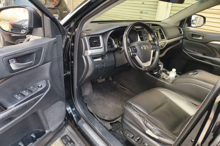 Used Toyota Highlander 2015 2.0T Two-Wheel Drive Luxury Edition 7 Seats Driver Seat