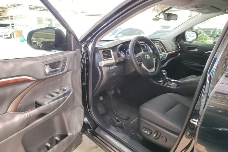 Used Toyota Highlander 2015 2.0T Four-Wheel Drive Ultimate Edition 7-Seater Driver Seat