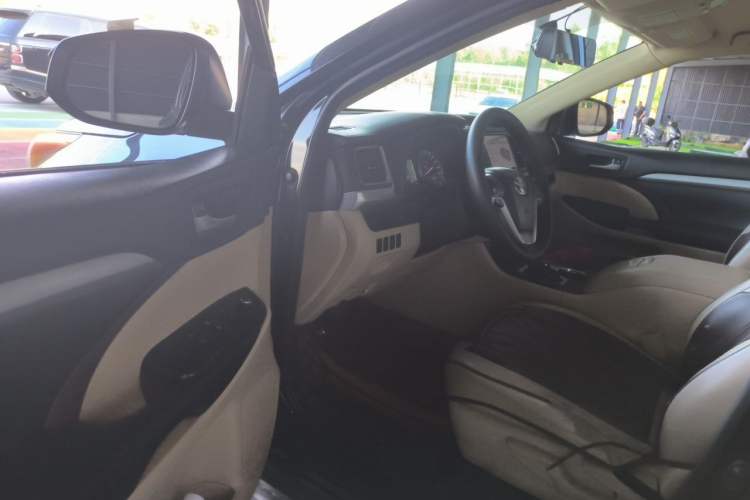 Used Toyota Highlander 2015 2.0T Two-Wheel Drive Elite Edition 7 Seats Driver Seat